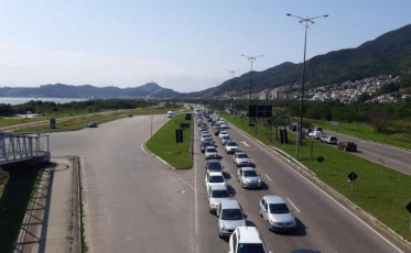 Congestionamento com 7 km de extensão dificulta acesso ao aeroporto, em Florianópolis