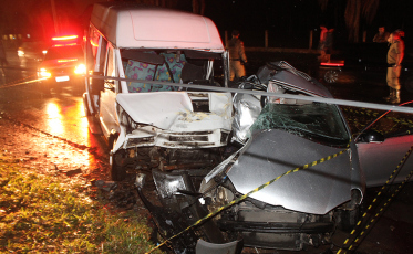 Um morto em acidente com van escolar (VÍDEO)