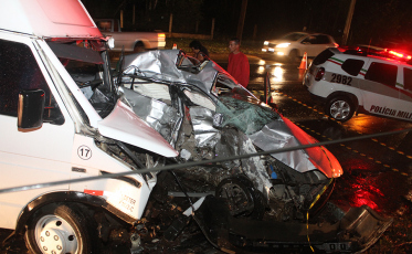 Um morto em acidente com van escolar (VÍDEO)