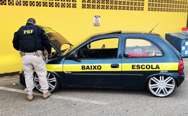 PRF flagra carro rebaixado irregularmente e com motor de outro veículo na BR-101 em Joinville