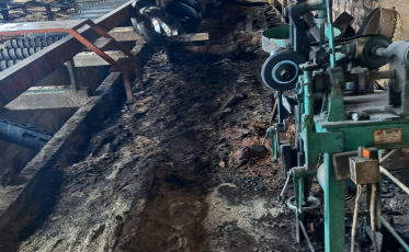 Trabalhador combate incêndio em serraria de Içara 