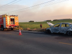Carro fica destruído após incêndio em Jaguaruna