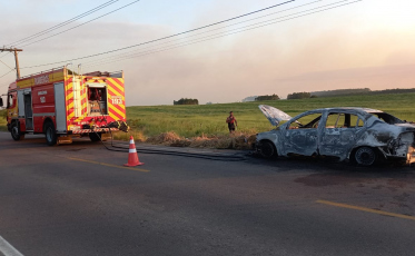 Carro fica destruído após incêndio em Jaguaruna