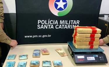 Forquilhinha: PM apreende cinco quilos de cocaína e mais de R$ 14 mil