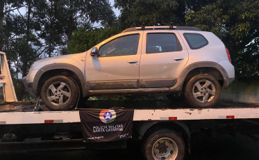 Veículo roubado em Cocal do Sul é encontrado em uma área de mata em Criciúma