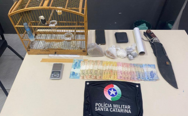 Criciúma: PM apreende ave silvestre e drogas em residência