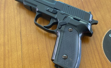 Criciúma: PM apreende simulacro de pistola na praça Nereu Ramos