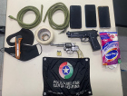 PM apreende revólver, simulacro de arma de fogo e material utilizado para assaltar residências em Criciúma
