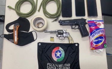 PM apreende revólver, simulacro de arma de fogo e material utilizado para assaltar residências em Criciúma