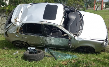 Jacinto Machado: motorista que colidiu em muro estava fugindo após tentativa de feminicídio contra ex-companheira