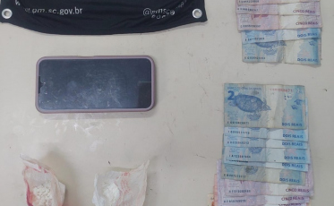 Criciúma: em operação no bairro Pinheirinho, PM prende trio por tráfico de drogas