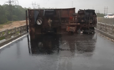 Caminhão tombado deixa trânsito lento na BR-101