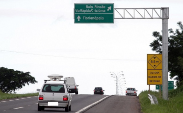 Justiça mantém prisão preventiva de caminhoneiro que arrastou moto na BR-101