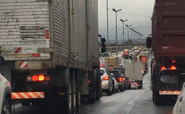 BR-101: Engavetamento de dez veículos e trânsito lento