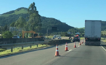 O bloqueio continua na BR-101 em Sangão