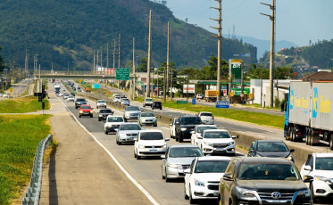 Criança de 3 anos é encontrada caminhando na BR-101