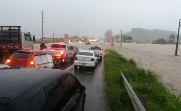 BR-101 interditada em Jaguaruna. Na Serra, sem problemas (VÍDEO)
