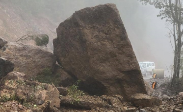 É muita pedra na pista da BR-285 (VÍDEO)