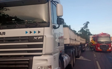 Sangão: homem morre em colisão entre caminhões na BR-101