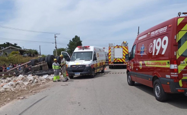 Motorista morre após capotar caminhão em Sangão