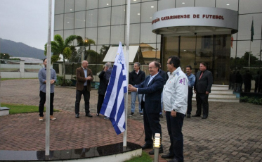 Bandeira do Avaí é hasteada na sede da FCF