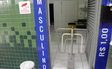 R$ 1 para usar os banheiros