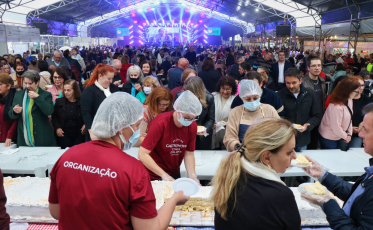 Aniversário de Nova Veneza é comemorado com corte de bolo
