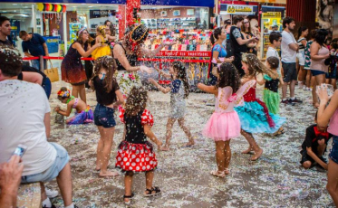 Bailinho e concurso de fantasias no Carnaval do Criciúma Shopping