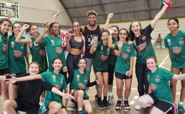 Astro da NBA treina na Satc e conversa com atletas do basquete feminino 