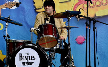 Nações Shopping recebe show infaltil gratuito de cover dos Beatles