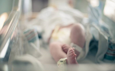 Bebê de um mês morre por Covid-19