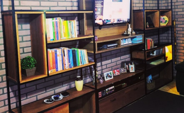 Transformar ideias em conceitos concretos: empresa apresenta na CasaPronta móveis no estilo industrial