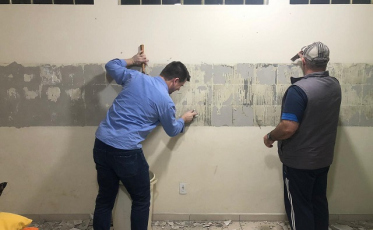 Voluntários inauguram biblioteca em escola no Renascer