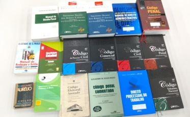 Biblioteca Donatila Borba recebe doação de livros do Fórum