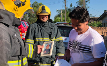 Bombeiros dão presente especial a jovem que sonha entrar na Corporação