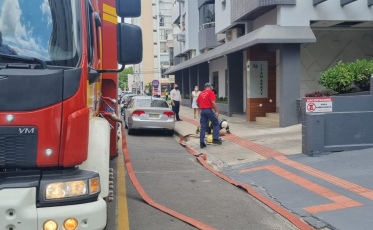 Água em transformador de energia mobiliza bombeiros no Centro (VÍDEO)