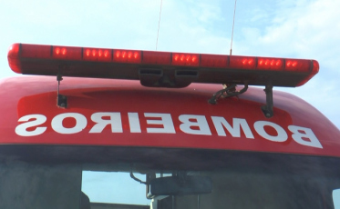 Moradores usam baldes de água para combater fogo em casa