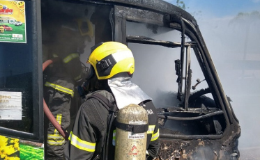 Incêndio em ônibus com verduras é controlado na avenida Centenário  