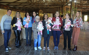 CCTI entrega bonecas da oficina de Artesanato