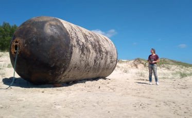 Boia gigante chama a atenção em Balneário Gaivota