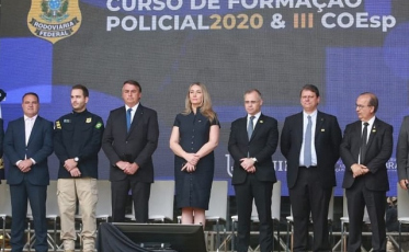 “Sirvam o país. Sirvam o povo”, diz Bolsonaro em formatura da PRF