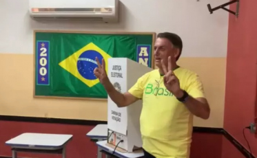 Bolsonaro vota no Rio de Janeiro