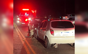 Motoristas ficam presos às ferragens após colisão frontal na SC-108