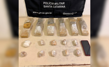 Jovem de 22 anos é presa com mais de 6 quilos de drogas perto de escola em Sombrio