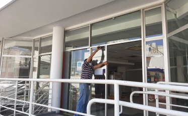 Dia de limpeza no antigo Bradesco