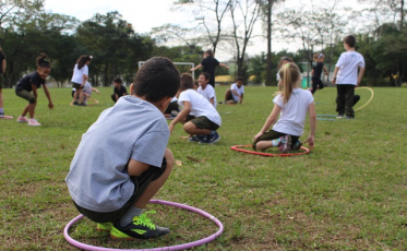 O prazer de brincar: crianças aproveitam os espaços ao ar livre na Satc