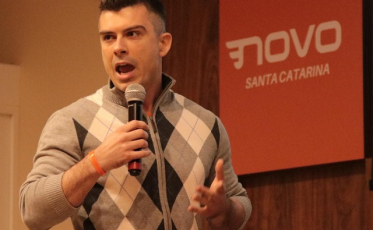 Deputado critica o não retorno das aulas