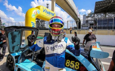 Piloto criciumense vence corrida em Interlagos