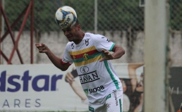 Brusque vence no Paraná. Tubarão tropeça em casa