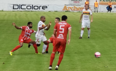 Taça Milioli Netto: Nada de gols no início da decisão